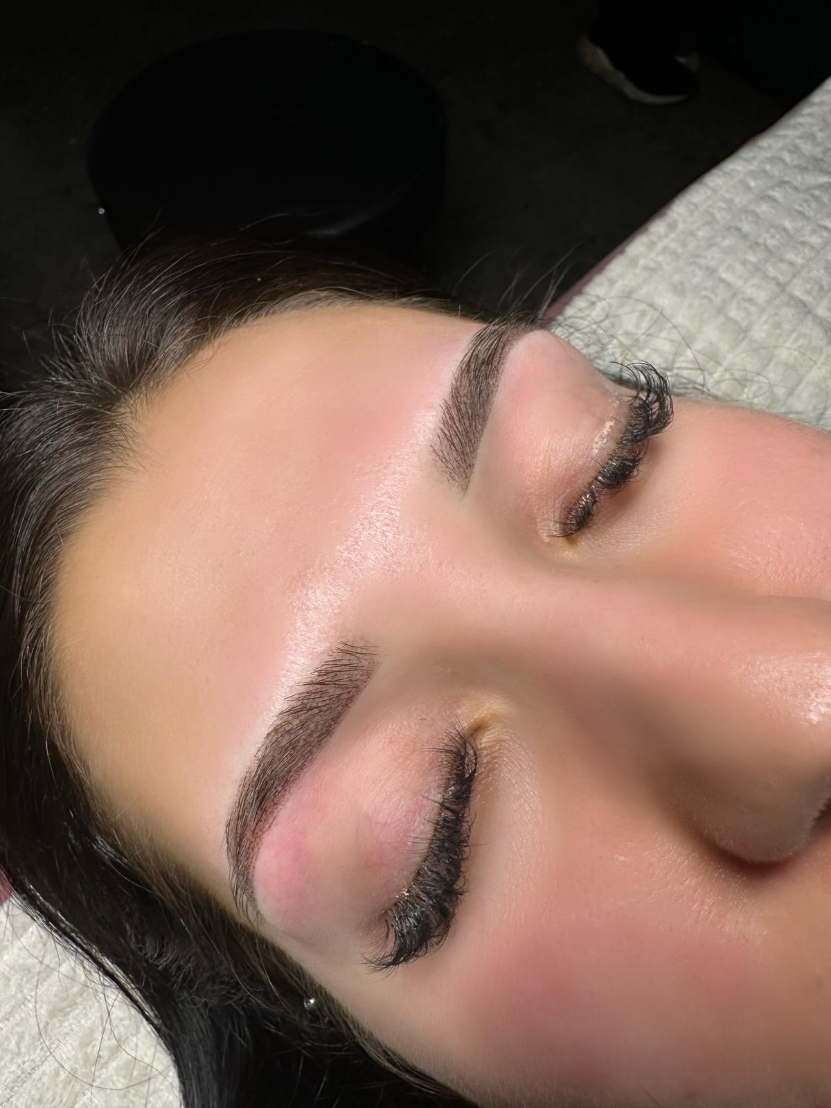 Augenbrauen und Wimpern